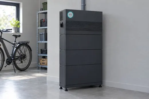 HYXI AURA-thuisbatterij met omvormer in een bijkeuken